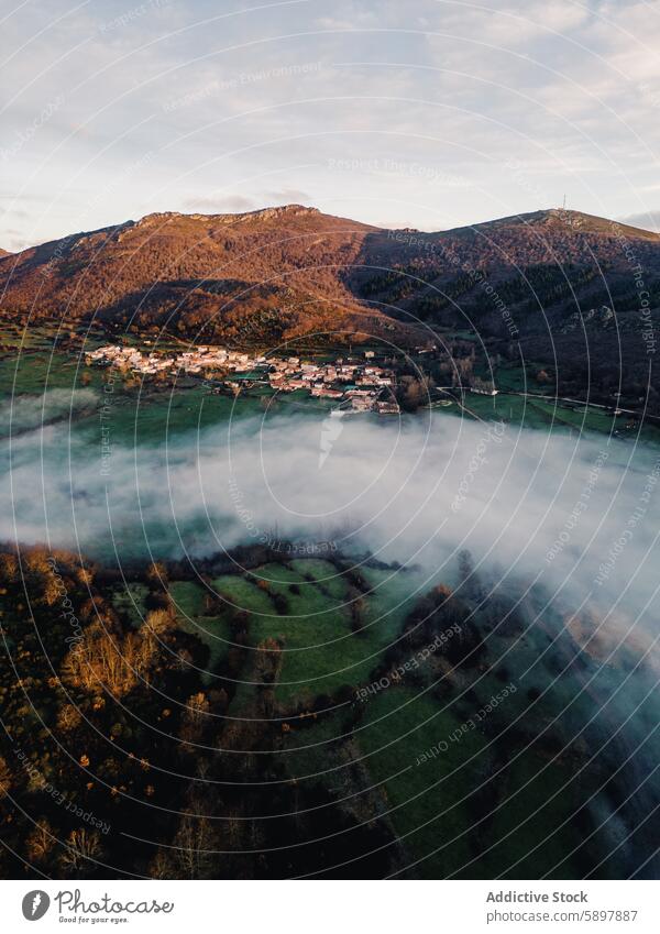 Nebliger Morgen über einem Bergdorf in Palencia Luftaufnahme Berge u. Gebirge Dorf Nebel palencia curavacas espiguete Gelassenheit Gipfel Landschaft Natur