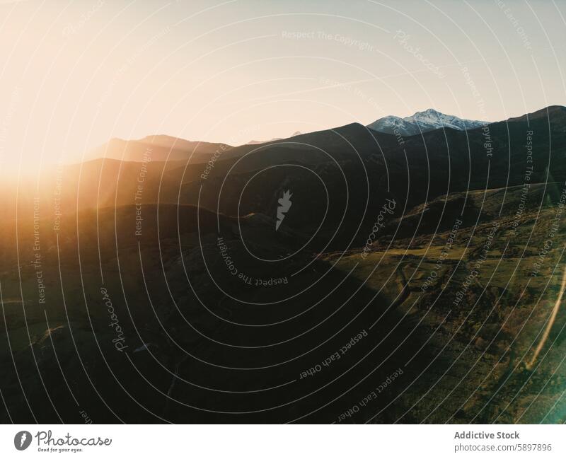 Sonnenuntergang über den schneebedeckten Bergen von Curavacas und Espiguete Berge u. Gebirge Schnee Gipfel palencia curavacas espiguete Landschaft Antenne