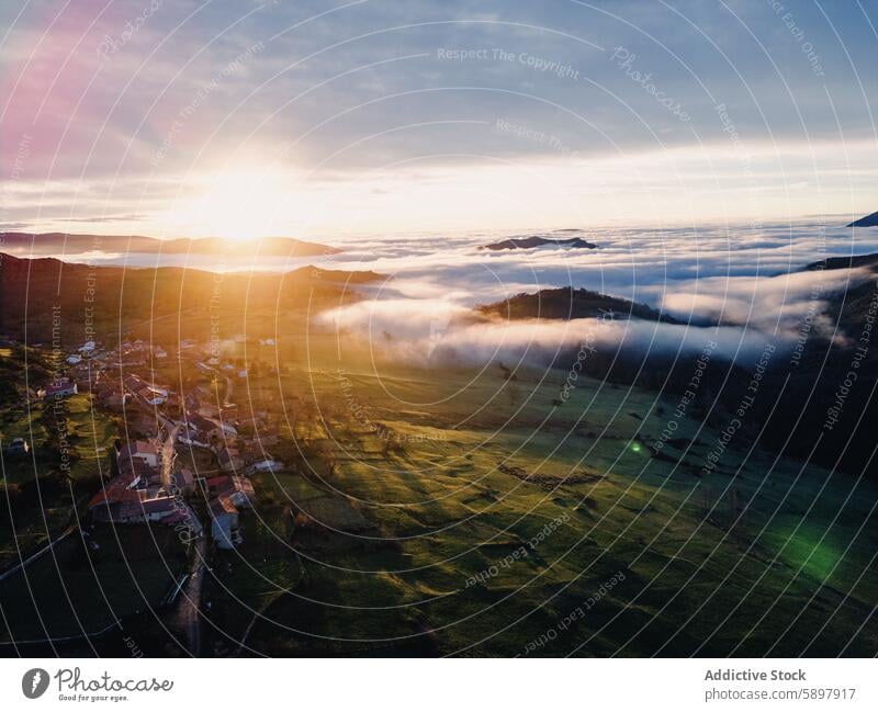 Frühmorgennebel über den Bergen von Palencia Sonnenaufgang Nebel Dorf Natur Landschaft palencia curavacas espiguete Morgen Licht Dunst Feld ländlich im Freien