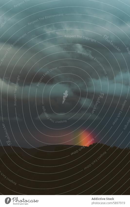 Regenbogen durch stürmische Wolken über den Bergen von Palencia Unwetter Cloud Abenddämmerung Berge u. Gebirge Silhouette palencia curavacas espiguete