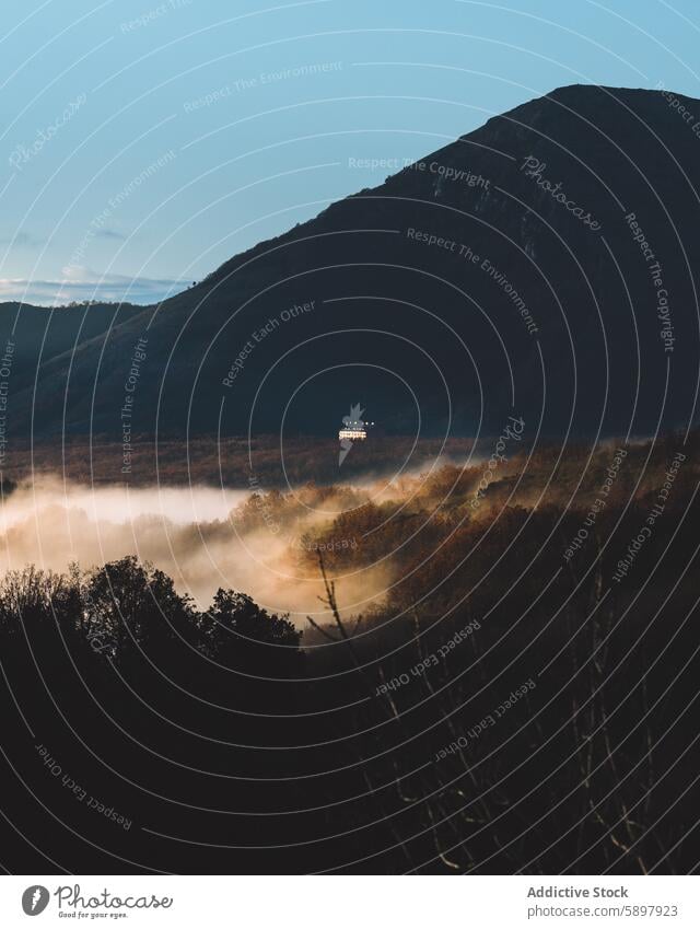 Nebliger Morgen in den Bergen von Palencia Nebel Berge u. Gebirge Wald espiguete palencia Sonnenlicht Natur malerisch Landschaft Ruhe Morgendämmerung Herbst