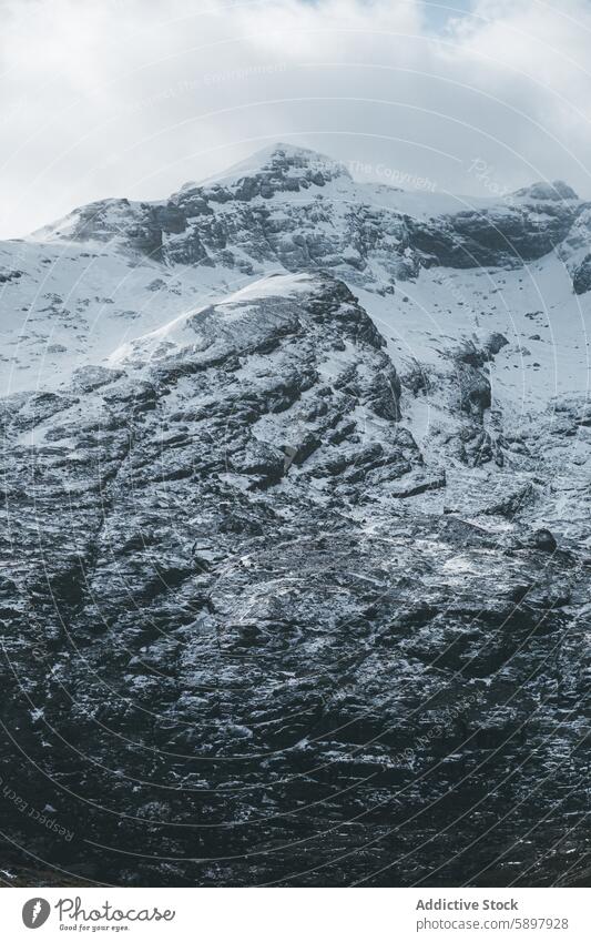 Schneebedeckte Berggipfel in Palencia Berge u. Gebirge Gipfel curavacas espiguete palencia wolkig Himmel Natur Landschaft Winter Gelassenheit schlicht Schönheit