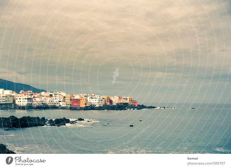 Am Wasser gebaut Natur Landschaft Himmel Wolken schlechtes Wetter Felsen Meer Puerto de la Cruz Stadt Stadtrand Haus Hochhaus trist mehrfarbig Gefühle ruhig