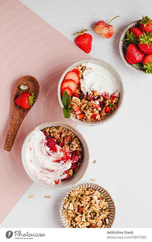 Gesunde Frühstücksschalen mit Joghurt, Müsli und frischen Erdbeeren Schalen & Schüsseln Himbeeren Sommer Gesundheit Frucht Nut Mandel Snack Mahlzeit Morgen