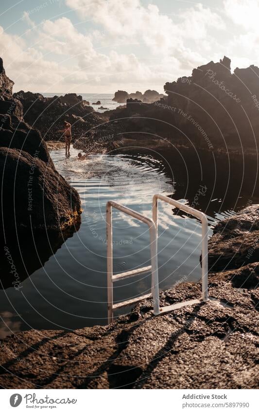 Malerischer Meerespool in Sao Miguel mit zerklüfteter Küste. São Miguel Azoren Meeresbecken Vulkangestein Insel natürlich Sonnenlicht Gelassenheit