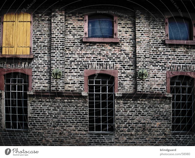 Windows Fenster Gitter Fensterladen Mauer Backstein 18. jahrhundert alt window old