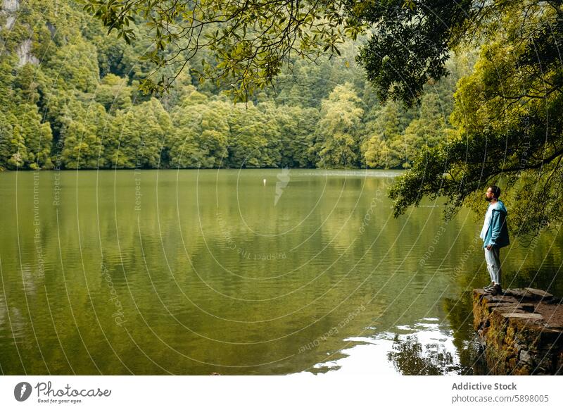 Gelassener Moment am Seeufer von Sao Miguel, Azoren. Wald São Miguel Ruhe Frieden Natur Gelassenheit Wasser grün üppig (Wuchs) Reflexion & Spiegelung im Freien