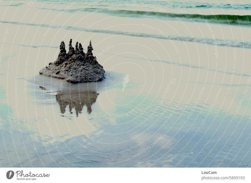 Festung in Gefahr Sandburg Burg Meer Strand Wasser Wellen Schloss Küste Sandburg bauen Kindheit Sommer Spiegelung Reflexion Lichteinfall Lichterscheinung