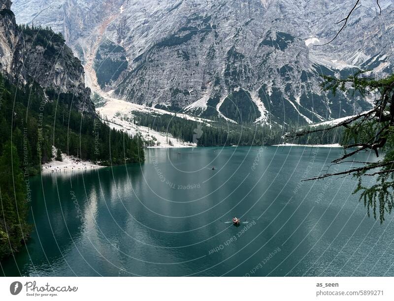 Pragser Wildsee See Alpen Berge türkis grün Wellen Berge u. Gebirge Wasser Landschaft Natur Himmel blau Wolken Außenaufnahme Sommer Seeufer Farbfoto Umwelt