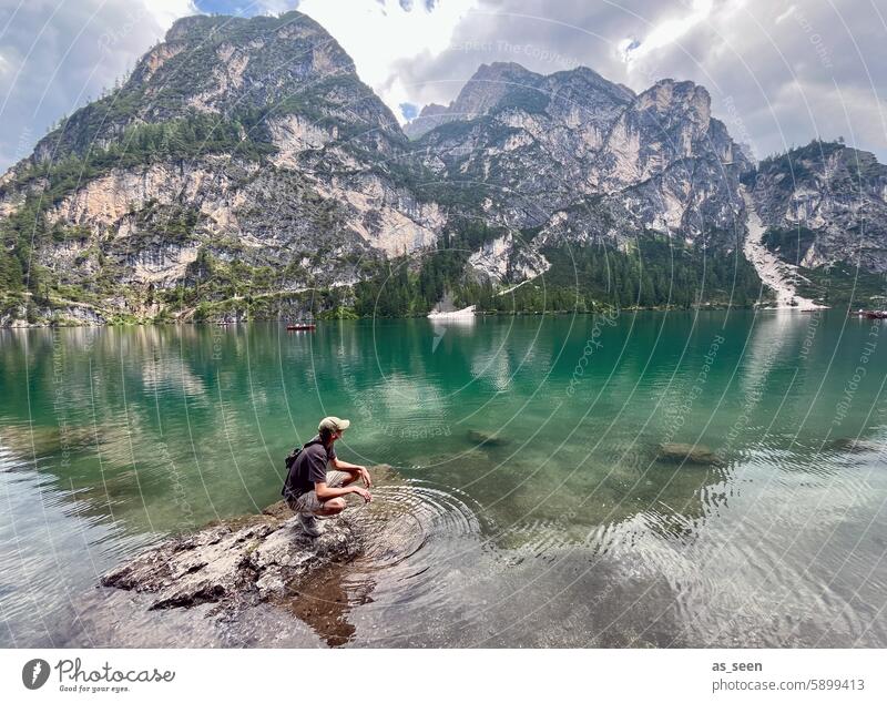 Am See Alpen Berge türkis grün Wellen Berge u. Gebirge Wasser Landschaft Natur Himmel blau Wolken Außenaufnahme Sommer Seeufer Farbfoto Umwelt Felsen Wald