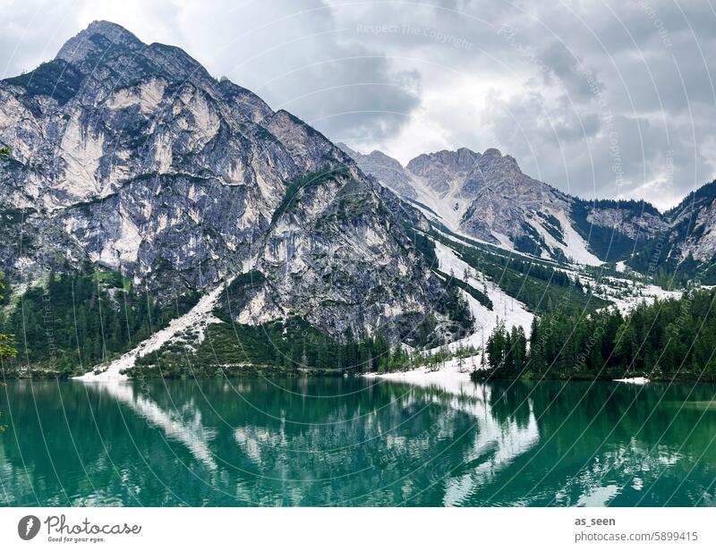 Pragser Wildsee See Alpen Berge türkis grün Wellen Berge u. Gebirge Wasser Landschaft Natur Himmel blau Wolken Außenaufnahme Sommer Seeufer Farbfoto Umwelt