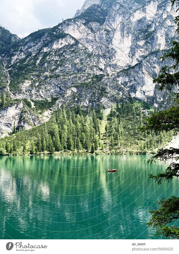 Pragser Wildsee See Alpen Berge türkis grün Wellen Berge u. Gebirge Wasser Landschaft Natur Himmel blau Wolken Außenaufnahme Sommer Seeufer Farbfoto Umwelt