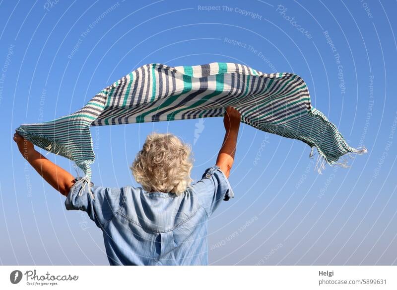 Hallig Gröde | nur fliegen ist schöner ... Mensch Frau Seniorin Rückansicht Tuch hochhalten festhalten Wind wehen luftig Himmel Sommer Sonnenschein Sonnenlicht