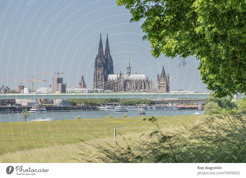 Kölner Dom NRW Rhein Sehenswürdigkeit Wahrzeichen Skyline Deutschland Farbfoto Architektur Kirche Außenaufnahme Stadt Tourismus Kathedrale Gebäude