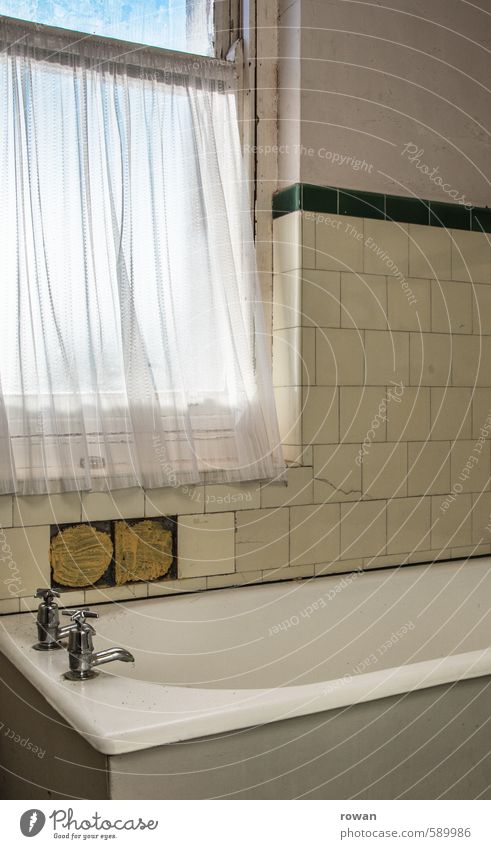 baden Häusliches Leben Wohnung Badewanne Haus Einfamilienhaus Fenster alt Wasserhahn Fliesen u. Kacheln Vorhang altmodisch Renovieren retro kaputt Reinigen