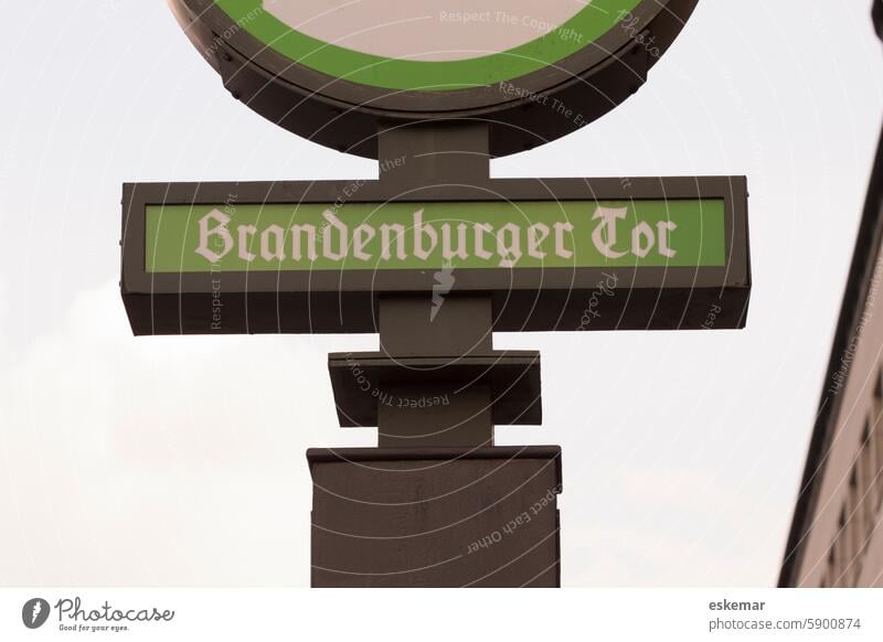 S-Bahn-Schild Brandenburger Tor, Berlin Wahrzeichen Sehenswürdigkeit Deutschland Schrift Schriftzug Text altdeutsch Europa Tourismus Sightseeing urban reisen