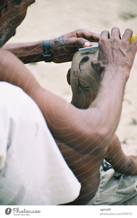 Barberei 2 kurz Schlag Vater Sohn Glatze geschnitten Rasieren hocken Arbeit & Erwerbstätigkeit Haare & Frisuren Stil Indien gehorsam Generation Außenaufnahme