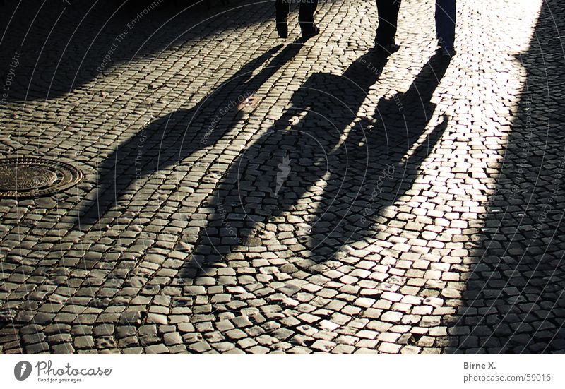 Shadows Straßenbelag Gasse Platz dunkel unheimlich bedrohlich 3 tief Sonnenuntergang Schatten streße Abend Fuß Mensch Kopfsteinpflaster Pflastersteine