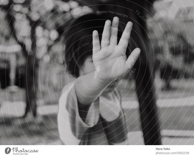 Junge, der mit der Hand Nein sagt. Stopp. Verstecktes Gesicht. schwarz-weiß Foto Kind Kindheit Porträt stoppen keine Gewalt Mobbing Schwarz-Weiß-Fotografie