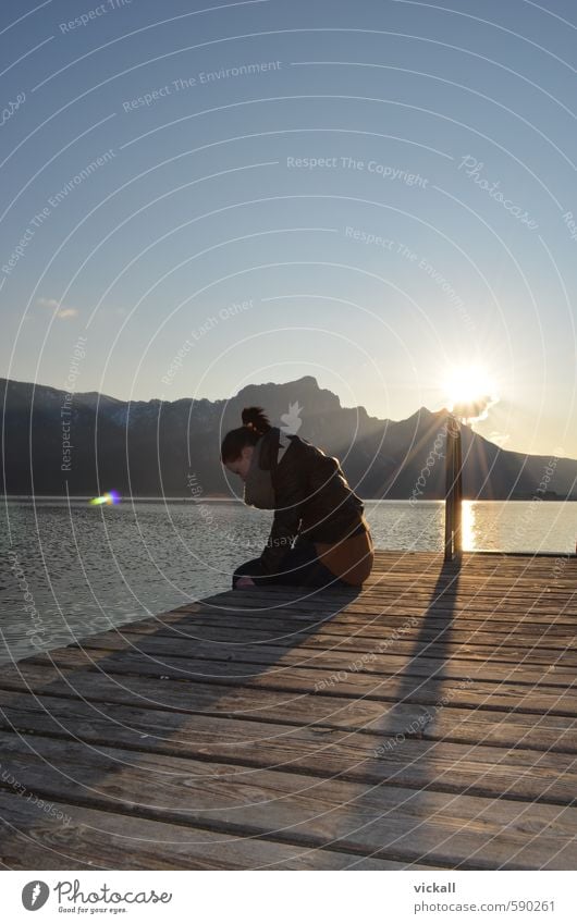 Letzter Sonnenstrahl Mensch feminin Frau Erwachsene Jugendliche 1 18-30 Jahre Landschaft Wasser Himmel Sonnenaufgang Sonnenuntergang Sonnenlicht Frühling