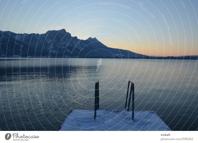 Am Ende des Steges 2.0 Winter Schnee Berge u. Gebirge Wasser Himmel Sonnenaufgang Sonnenuntergang Schönes Wetter frieren Blick warten kalt nass blau gelb orange