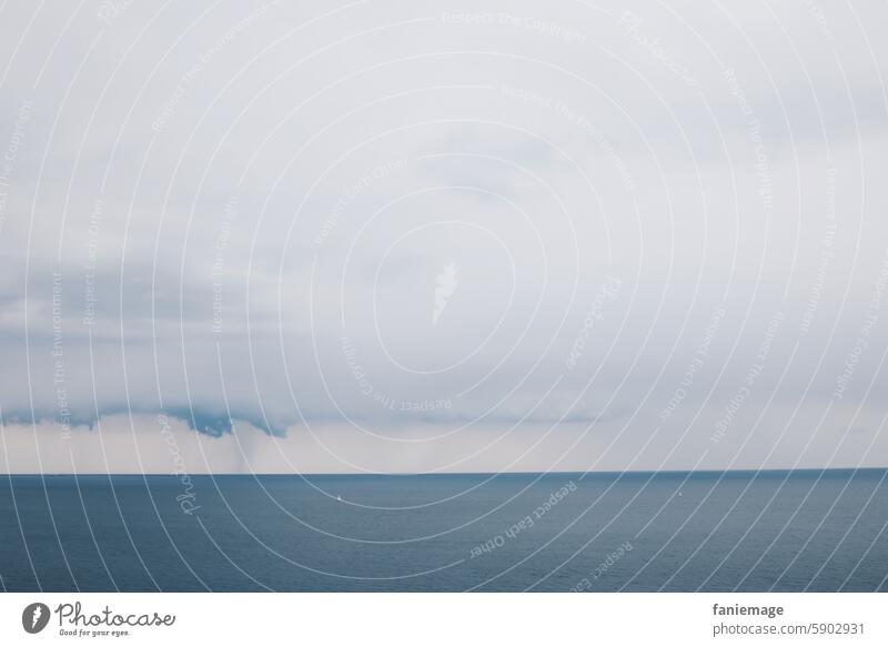 Regenfälle am Horizont Meer Ostsee Regenfall Regenwolken Wasser Unwetter Rügen Sommer Sommergewitter