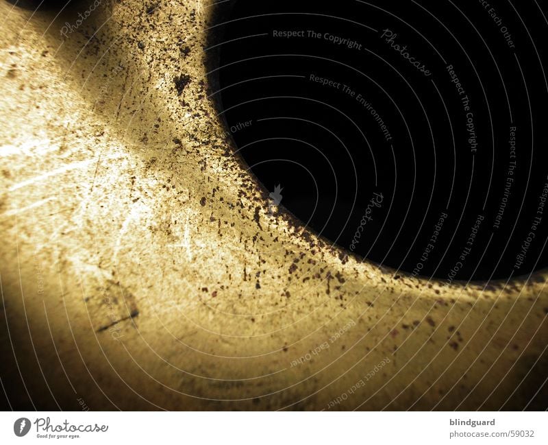 Black Hole Öffnung Messing Gießkanne Kratzer Hintergrundbild dunkel Makroaufnahme Nahaufnahme Handwerk Loch alt Garten Metall gießen Wasser Leben