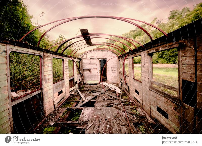 ganz schön abgefahren | auf dem Abstellgleis landen Eisenbahnwaggon Zahn der Zeit Endzeitstimmung Wandel & Veränderung außergewöhnlich Geisterzug lost places