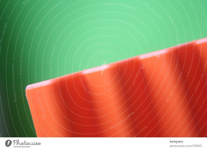 zickzack Zickzack Zacken eckig diagonal Wellen grün buchstütze verrückt aufwärts abwärts geometrische formen orange Farbe Kontrast Schatten Bewegung Dynamik