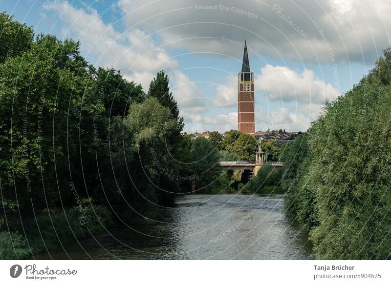 Blick vom Inselsteg über die Enz Richtung Pforzheimer Stadtkirche und Auerbrücke mit dem Flößer Dreiflüsse-Stadt Kirchturm Landschaft Fluss Wasser Brücke