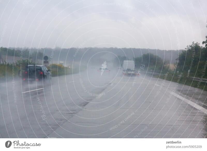 Regen auf der Autobahn abbiegen abend asphalt auto autobahn bewegung dynamik ecke fahrbahnmarkierung fahren ferien fortbewegung gefahr gerade geschwindigkeit