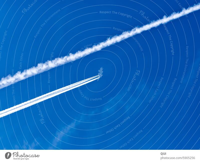 ...ab in den Urlaub... Kondensstreifen am Himmel Flugzeug Fliegen parallel hin und zurück oben hoch oben weiß blau Reisen Ferien Passagierflugzeug fliegen