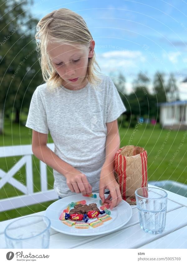 Das Zelebrieren der Süßigkeit Süßigkeiten Gummibärchen Garten Nachtisch Kind Kindheit jugendlicher Junge Süßwaren süß lecker Ernährung Zucker Lebensmittel