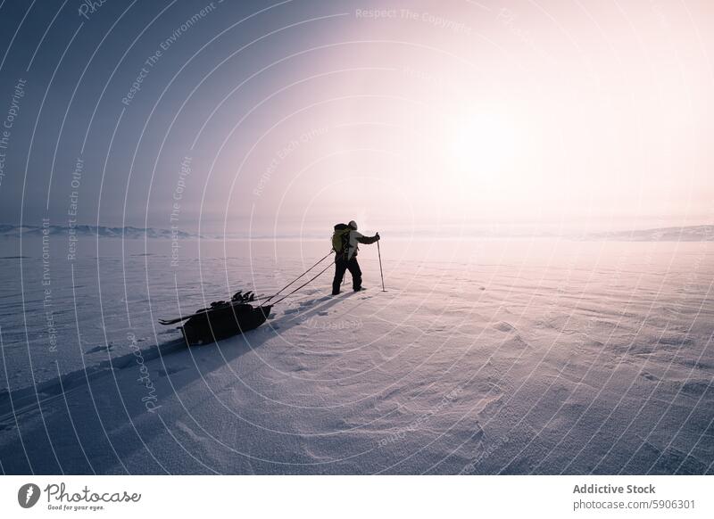 Forscher ziehen einen Schlitten durch die verschneite Landschaft Kirgisistans Entdecker Schnee Berge u. Gebirge Tageslicht Trekking Gelassenheit Winter