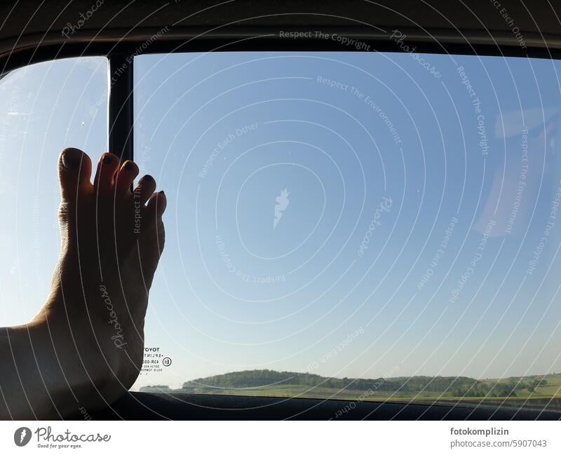 nackter Fuß am Fenster barfuß reisen urlaub Himmel Aussicht Fahrt Autofahrt Zehen Ferien & Urlaub & Reisen Erholung Fuss Füße Reisender Muße entspannen