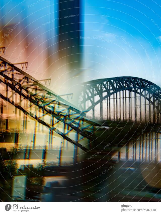 Brücke/Übergang - Fotografie mit Prismen und Filtern Lichterscheinung Architektur Lensbaby Omni Filter System verfremdet Schatten Bäume Streben irreal grün gelb