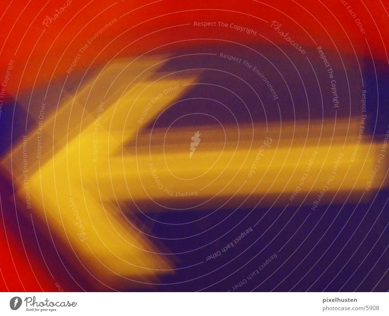 pfeil rot Straßennamenschild dunkel Nacht links Langzeitbelichtung verkehrschild Pfeil blau Unschärfe
