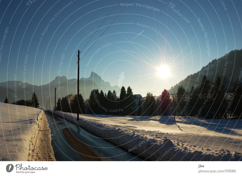 grubenstrasse Strommast Baum grell weiß gelb Tee nass Saanenland Sonnenuntergang schön Stimmung Berg Gummfluh Himmel Berge u. Gebirge Schnee Straße blau Wasser