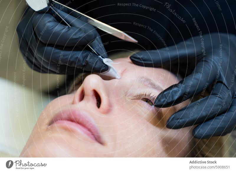 Kosmetikerin führt Microblading-Messungen am Kunden durch Mikroschneiden Klient Augenbraue Behandlung Skizze Design Schönheit Gesichtsbehandlung Funktion