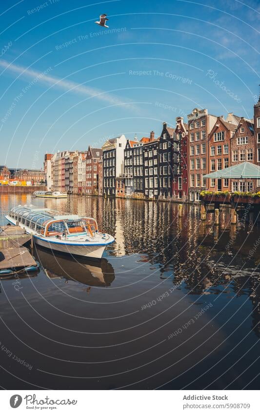 Gelassene Amsterdamer Grachtenlandschaft mit traditionellen Gebäuden und Boot Kanal Tour Wasser Reflexion & Spiegelung Himmel holländisch Architektur reisen