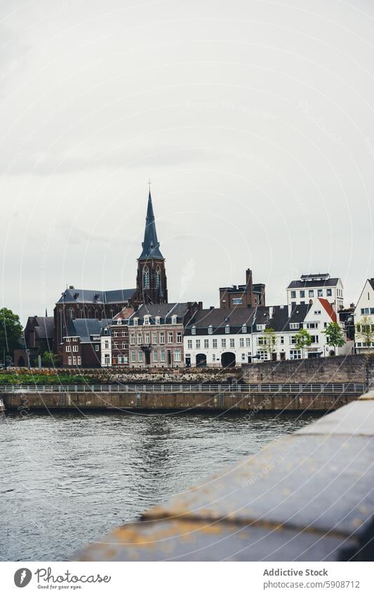 Blick auf die historische Architektur entlang des Flusses in Amsterdam Niederlande Kirche Gebäude Wasser Skyline urban malerisch Ansicht traditionell Stadtbild