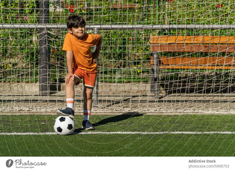 Kleiner Junge mit Fußball am Torpfosten Ball Beitrag Sport spielen Kind jung im Freien Sommer Feld Aktivität Team Spiel Freizeit Spaß lässig Lifestyle Fitness