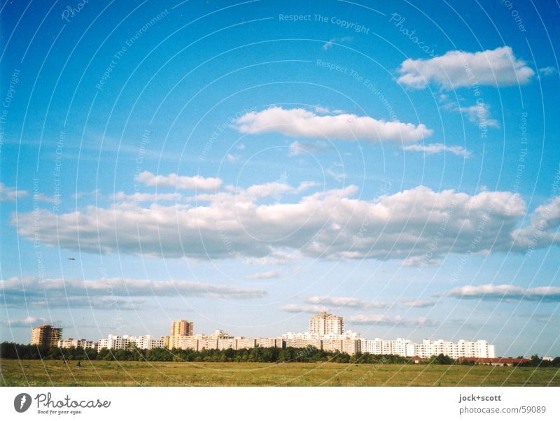 Block, (als Baustein betrachtet) Erholung Ausflug Sommer Wolken Schönes Wetter Wiese Marienfelde Stadtrand Plattenbau Horizont Idylle Inspiration Ferne Scan