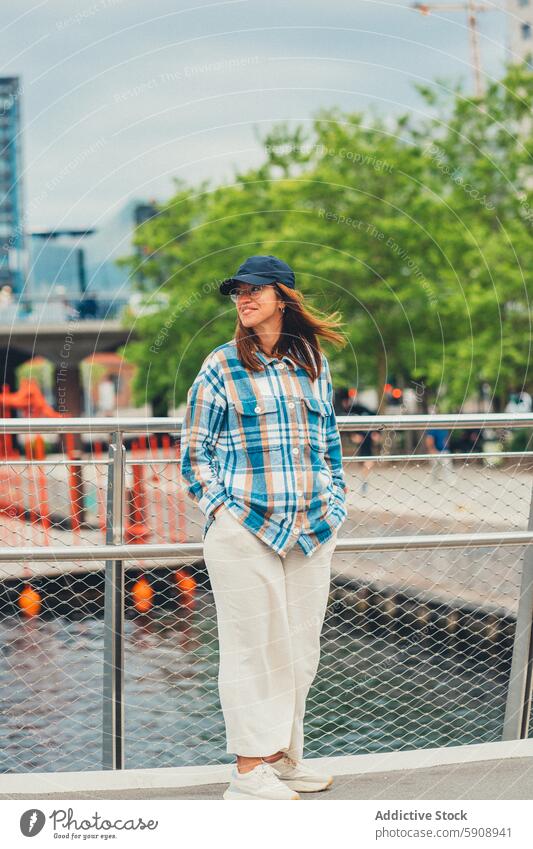 Frau genießt eine malerische Aussicht in Kopenhagen, Dänemark reisen Urlaub Feiertag Tourismus Landschaft urban Verschlussdeckel kariertes Hemd Freizeit