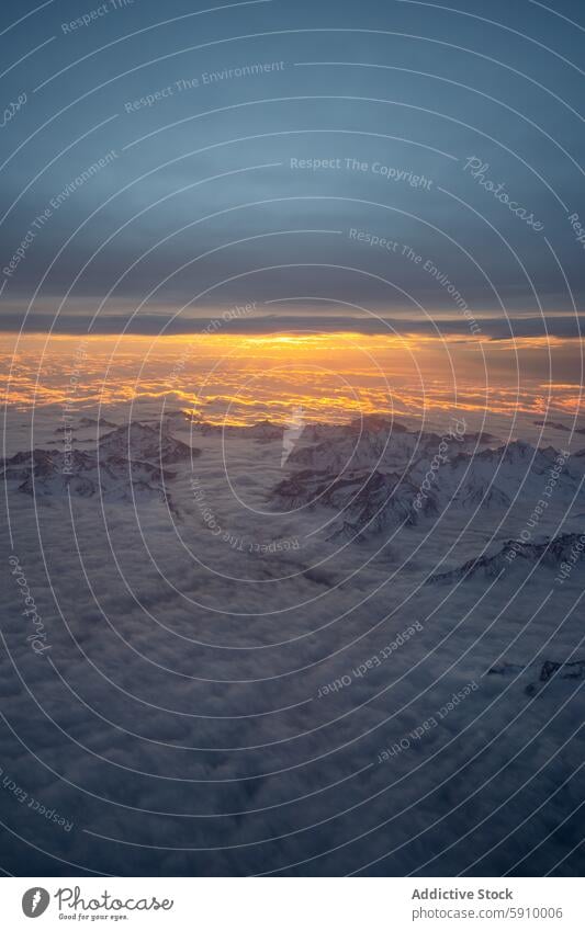 Luftaufnahme der Schweizer Alpen während eines Sonnenuntergangs im Winter Schnee Berge u. Gebirge Gipfel Cloud Landschaft Natur Schönheit malerisch ruhig orange