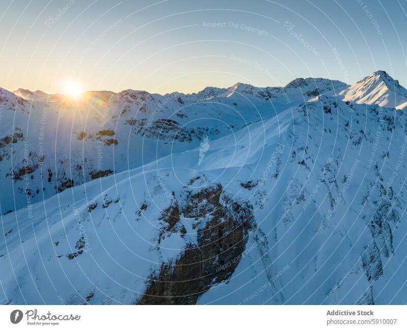 Sonnenaufgang über schneebedeckten Schweizer Alpengipfeln Winter Berge Schnee Gipfel Kamm glühen Gelassenheit majestätisch zerklüftet unverdorben Landschaft