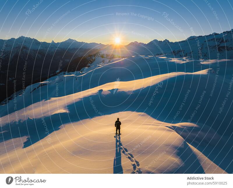 Alleinreisender beim Trekking durch verschneite Schweizer Alpen bei Sonnenuntergang Winter Schnee Berge u. Gebirge Einsamkeit Abenteuer Landschaft Natur