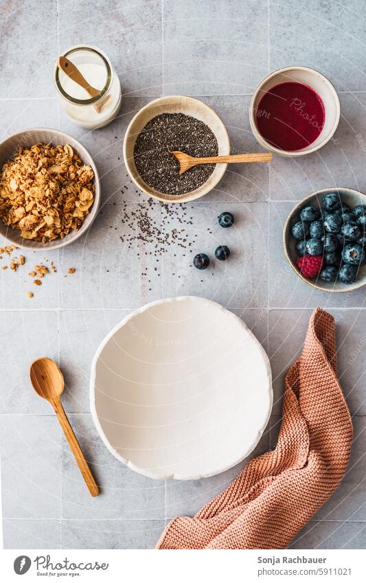 Zutaten für ein gesundes Frühstück mit Joghurt, Beeren und Chiasamen. Eine leere Schüssel, Draufsicht. Müsli Gesundheit Frucht Diät Schalen & Schüsseln Löffel