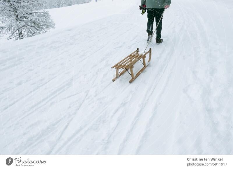 butterweich | frisch gefallener Schnee zum Schlitten fahren Schneeflocken Neuschnee Schlitten ziehen Mann idyllisch schneien Winterstimmung Wintertag