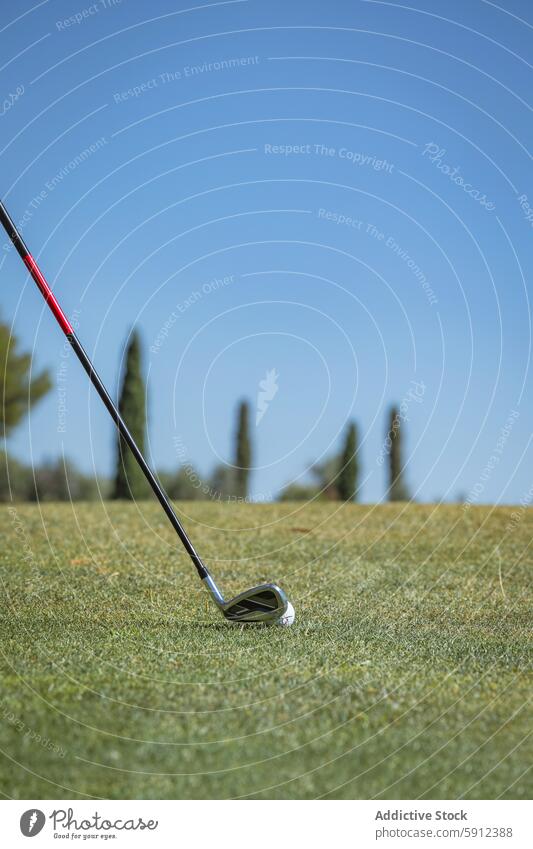 Golfschläger und Ball auf dem Platz unter freiem Himmel Club Kurs blau grün T-Stück Fairway im Freien Sport Erholung Freizeit sonnig Tag Natur malerisch